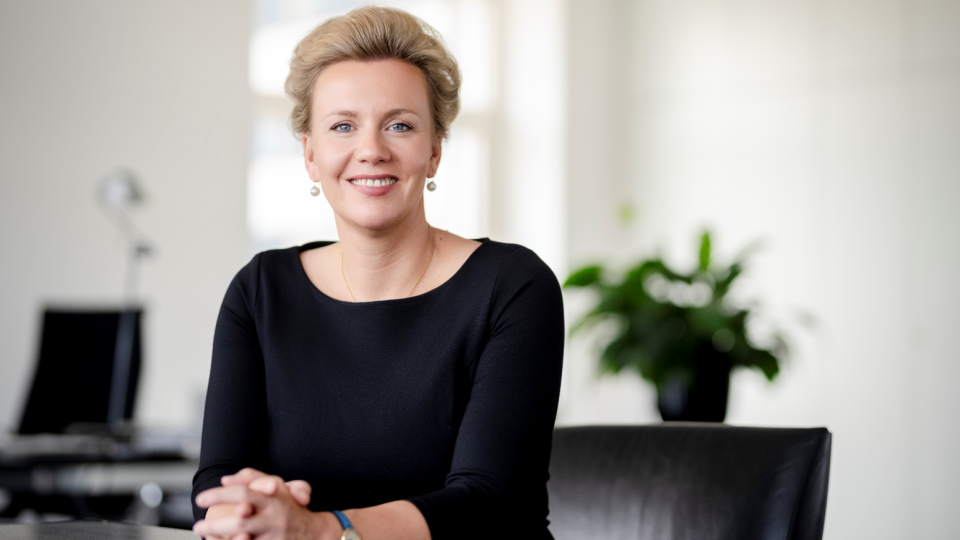 Ministerin Ina Brandes MdL sitzend an Ihrem Schreibtisch