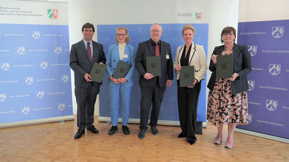 Landesregierung, Hochschulen und BLB als Gruppe vor Stellwänden