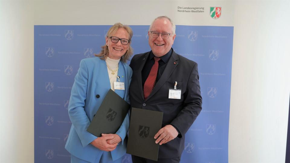 Rektorin Uni Wuppertal und Rektor Uni Bonn vor Stellwand