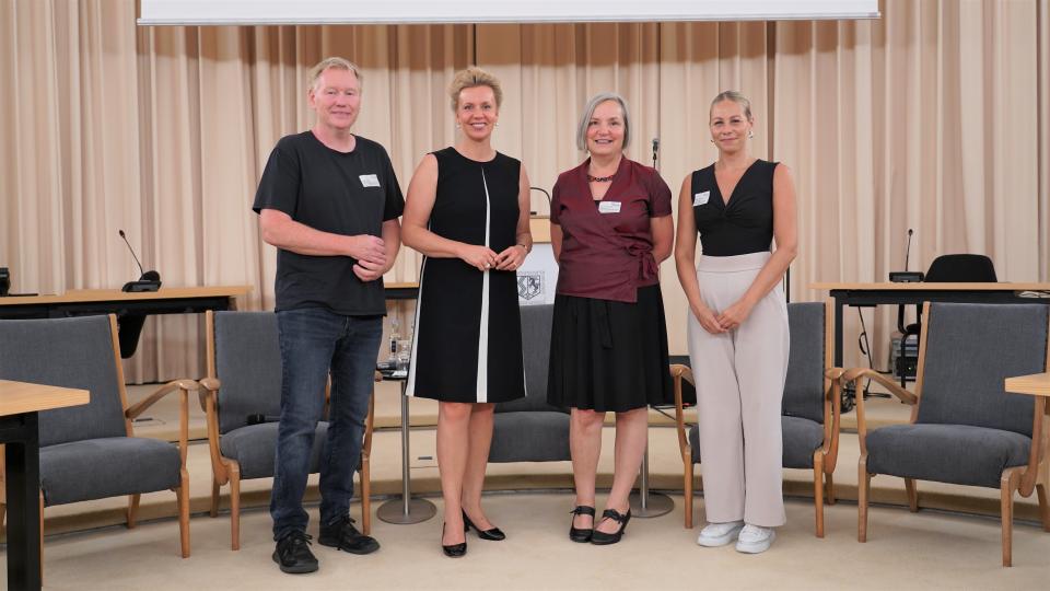 Gruppenbild mit drei Frauen und einem Mann