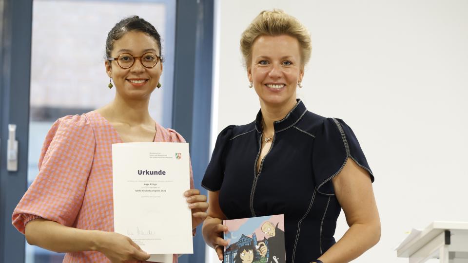 Autorin mit Urkunde, Ministerin mit Buch