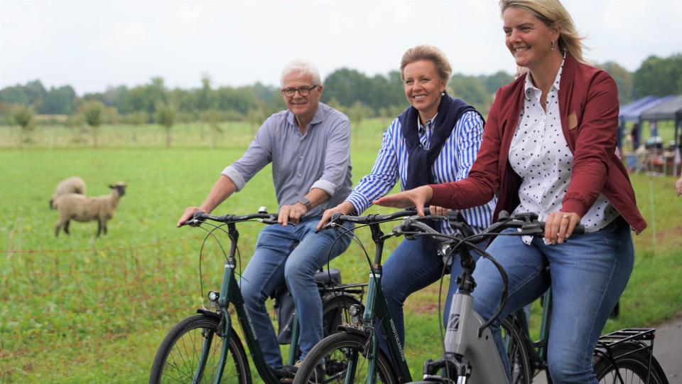 Ministerin Brandes auf dem Fahrrad