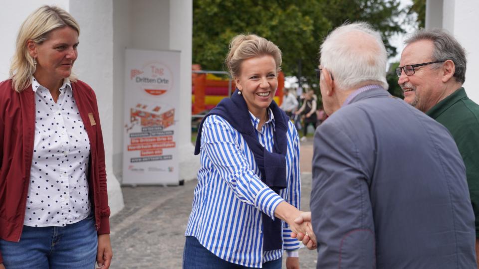 Ministerin Brandes bei Ankunft Bispinghof