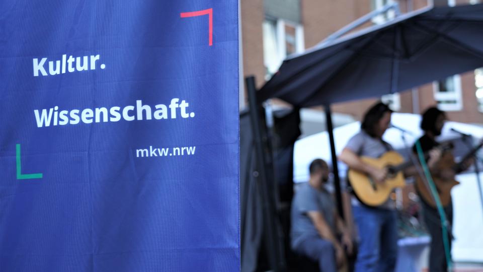 Flagge vor Bühne