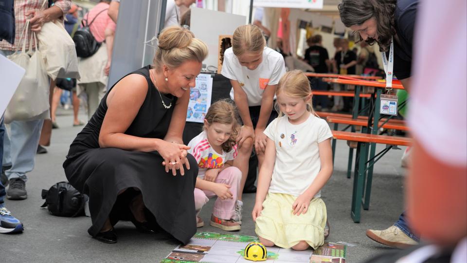 Ministerin mit Mädchen und BeeBot