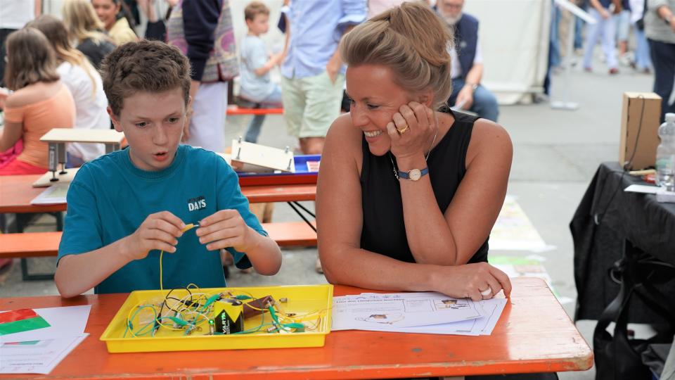 Ministerin bei Physik-Experiment