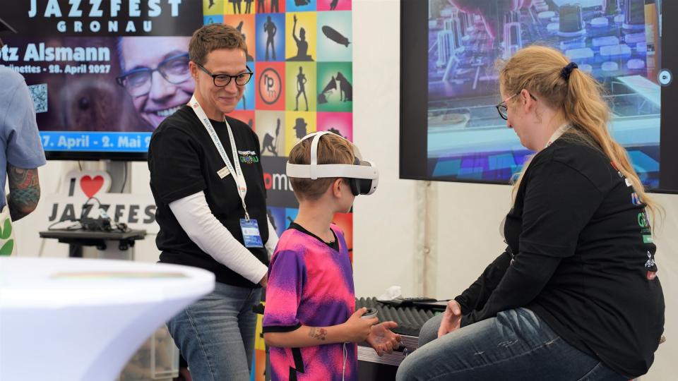 Junge mit VR-Brille