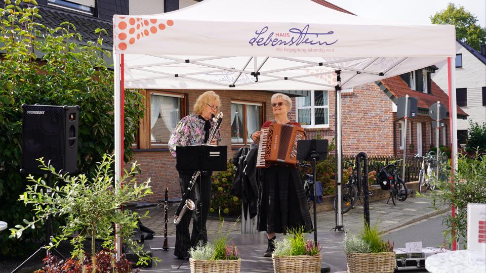 Zwei Musikerinnen auf einer Bühne