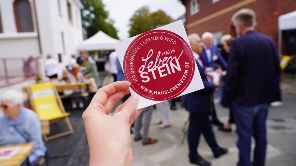 Sticker Haus Lebenstein vor Besuchermenge