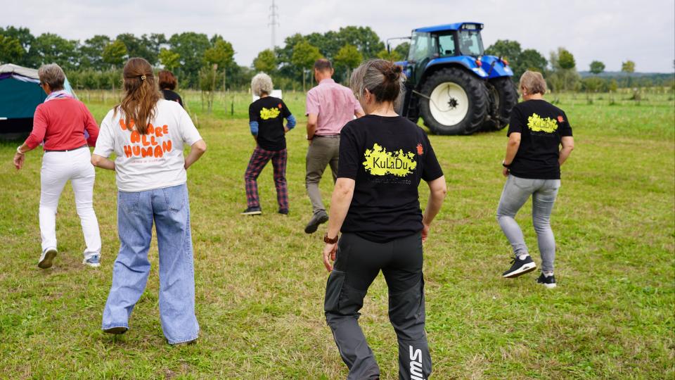 LineDance vor einem Traktor 