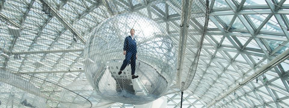 Besucher der Installation "In Orbit" von Tomas Saraceno, K21