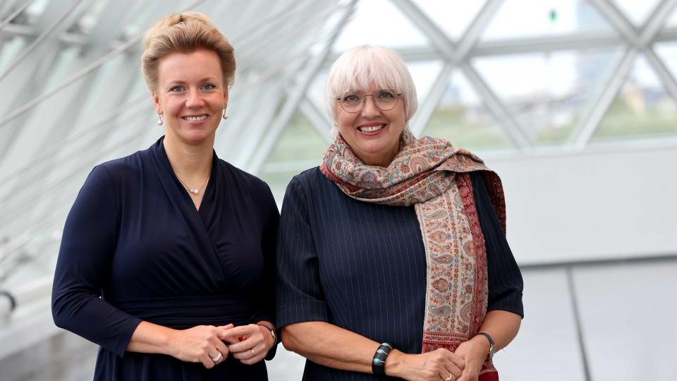 Frau Ministerin Ina Brandes mit Claudia Roth