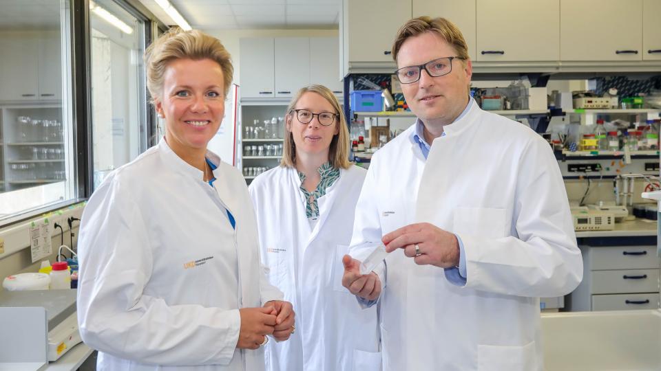 Frau Ministerin Brandes mit Dr. Anna-Kathrin Schupp und Prof. Dr. Jörg Timm im Labor des Instituts für Virologie