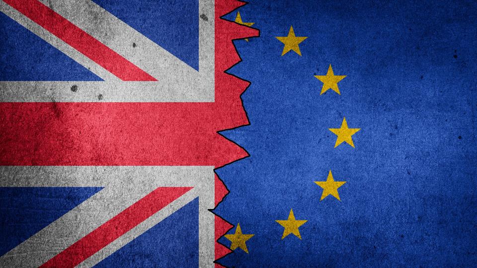 Flaggen Großbritanniens und der EU, getrennt durch einen Riss