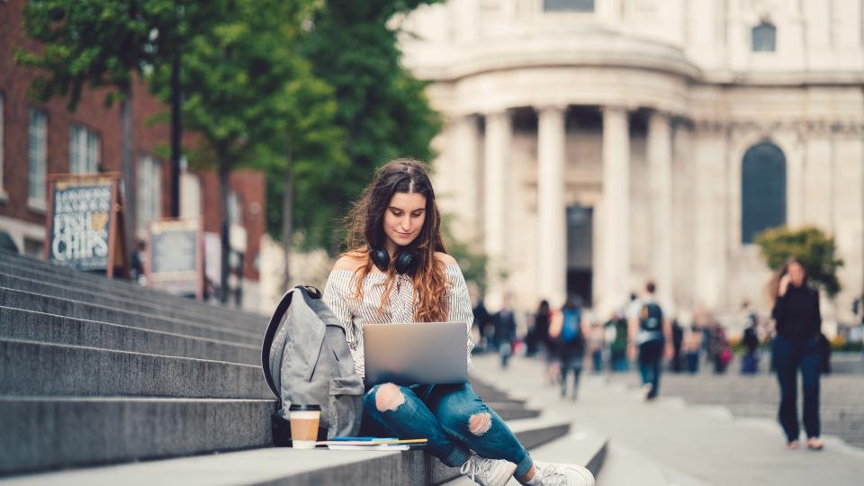 Studentin auf Treppe