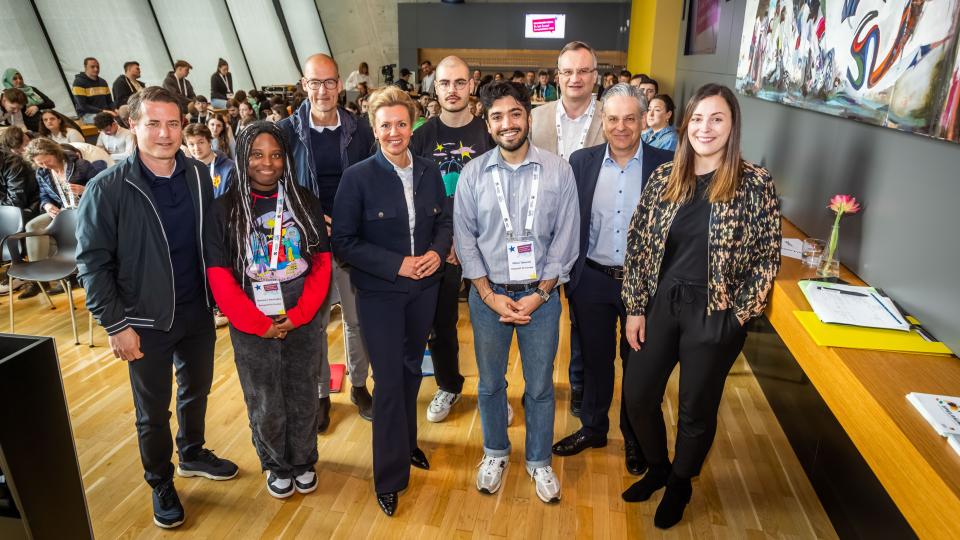 (v.l.n.r.) Lars Ricken, Schülerin Romance Bassingha, Carsten Cramer (BVB-Marketinggeschäftsführer), Ministerin Ina Brandes, Auszubildener Siyar Aslan, Milad Tabesch (Initiative „Ruhrpott für Europa“), Guido Hitze (Leiter Landeszentrale für politische Bildung), Manuel Neukirchner, Poetry Slammerin Sandra da Vina