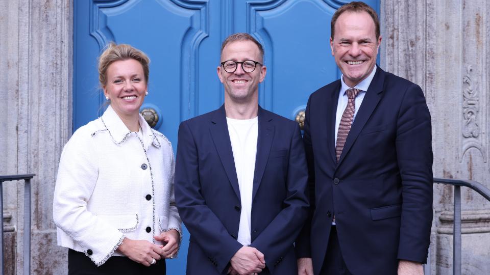 Vorstellung des neuen Generalintendanten des Düsseldorfer Schauspielhauses: (v.r.) Dr. Stephan Keller, Andreas Karlaganis und Ina Brandes vor dem Rathaus