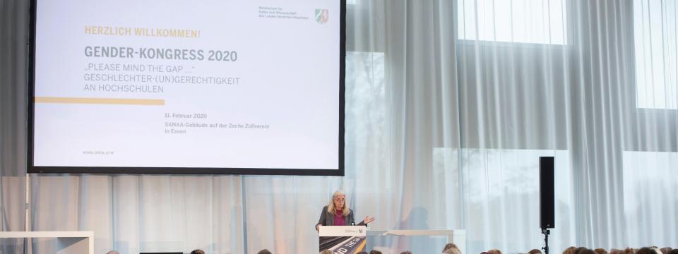 Ministerin Isabel Pfeiffer-Poensgen spricht beim Gender-Kongress