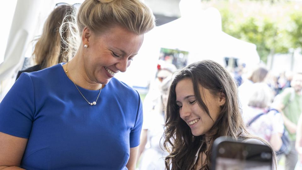 Ministerin Ina Brandes mit Schülerin Amelie