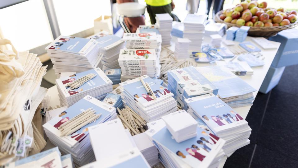 Informationsmaterial der Landeszentrale für politisdche Bildung am Stand des MKW