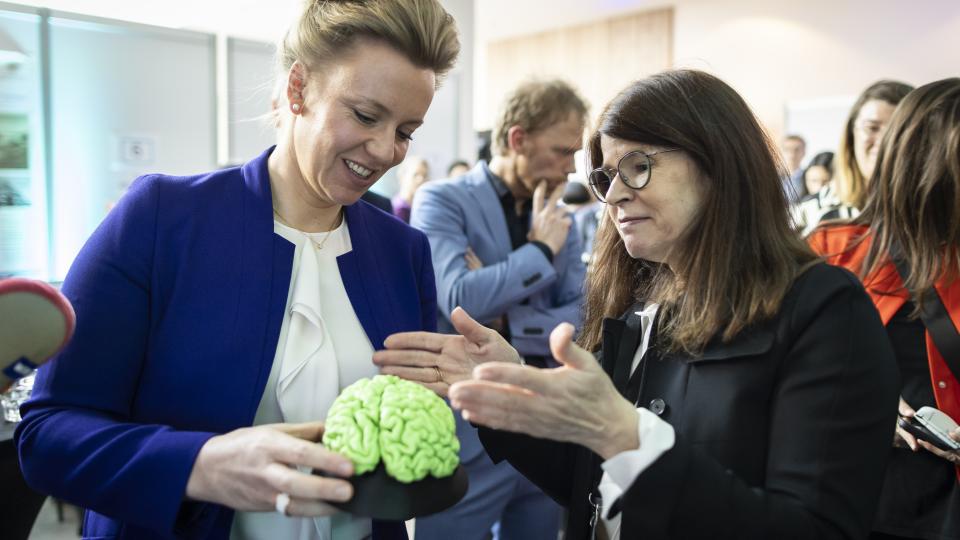 Ministerin Ina Brandes an einem der Stände vor Ort