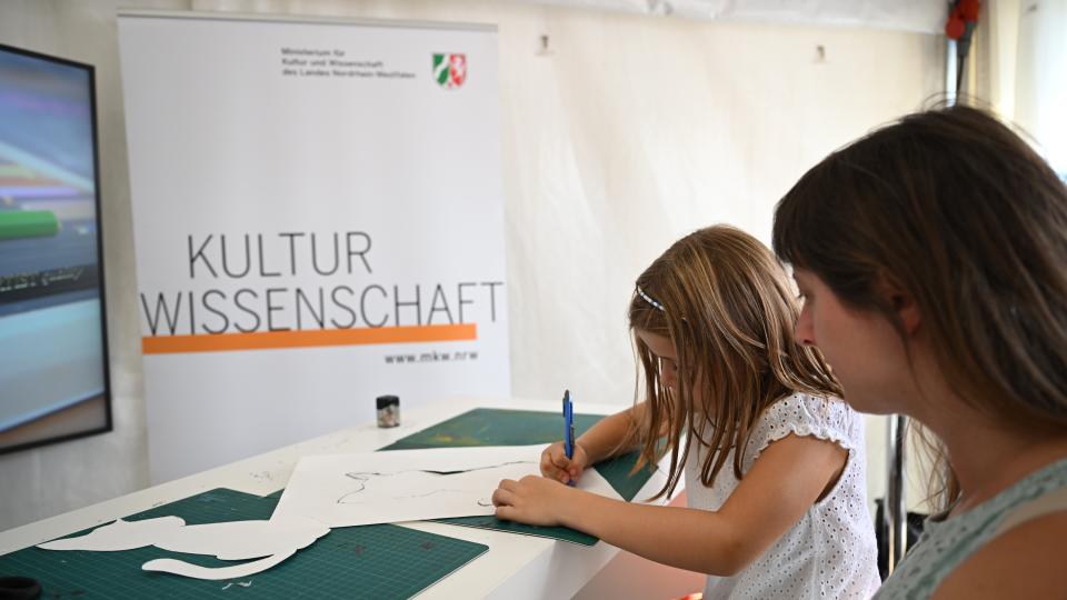 Schablonen ausschneiden am Stand des MKW