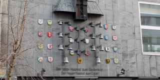 Glockenspiel an einer Gebäudefassade