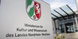 Ein Schild mit dem Schriftzug "Ministerium für Kultur und Wissenschaft des Landes Nordrhein-Westfalen"
