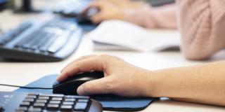 Hand an Maus und Tastatur