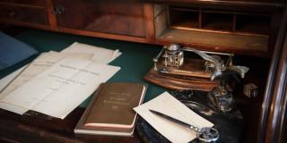 Alte Bücher und Unterlagen auf einem Schreibtisch