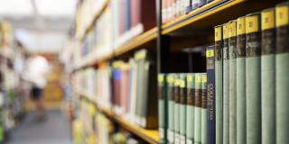 Bücher in einer Regalreihe