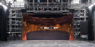Theaterbühne mit Blick in den leeren Saal