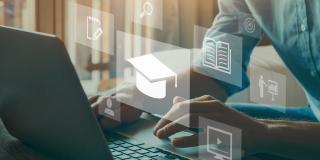 Mann sitzt am Laptop