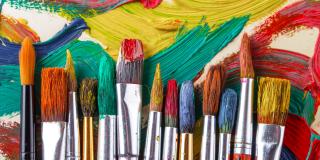 Pinsel und bunte Farben