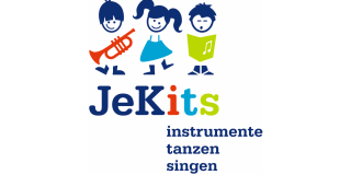 Kinder mit Instrumenten und Logoschriftzug