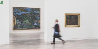 Frau mit Bewegungsunschärfte läuft durch eine Kunstausstellung