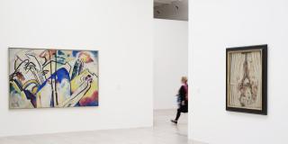Gemälde in der Kunstsammlung, im Hintergrund läuft eine Person vorbei.