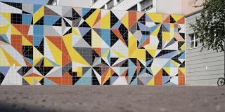 Eine bunt gestaltete Wand im Außenbereich