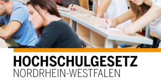 Studierende in einem Hörsaal, darunter der Schriftzug Hochschulgesetz