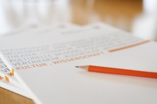 Blöcke des Ministeriums und ein orangener Stift