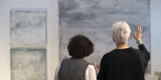 Zwei Frauen betrachten Kunstwerke
