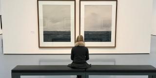 Besucherin in der Ausstellung Axel Hütte. Night and Day im Kunstpalast in Düsseldorf