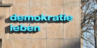 Schriftzug "demokratie leben" am Gebäude der Landeszentrale für politische Bildung