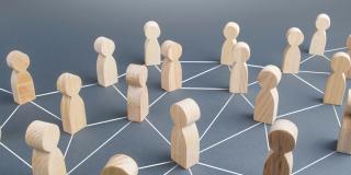 Holzfiguren, die durch Striche vernetzt sind