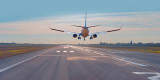 Flugzeug landet auf Landebahn