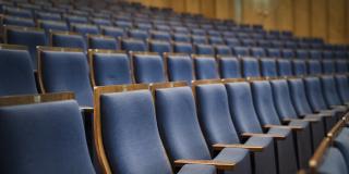 Sitzreihen in einem Theater