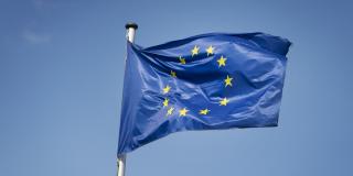 EU-Flagge vor blauem Himmel