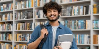 Student mit Merkmalen eines Migrationshintergrunds