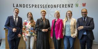 Gruppenfoto vor LPK-Rückwand