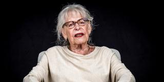 Frau sitzend auf Stuhl